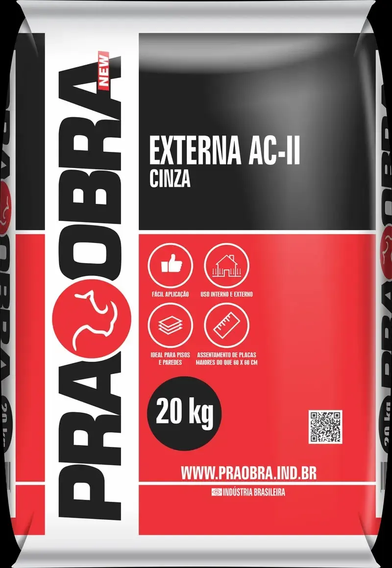 Saco de 20 kg de argamassa Pra Obra Externa AC-II cinza, com embalagem branca, preta e vermelha.
