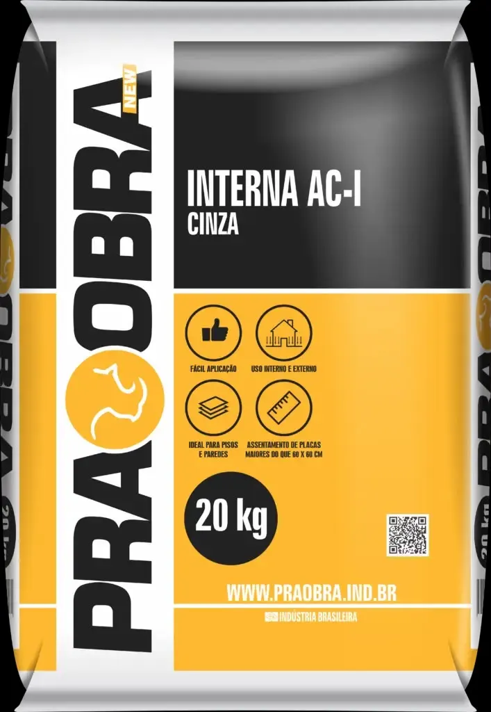 Saco de 20 kg de argamassa Pra Obra Interna AC-I cinza, com embalagem branca, preta e amarela.