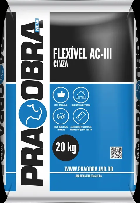 Saco de 20 kg de argamassa Pra Obra Flexível AC-III cinza, com embalagem branca, preta e azul.