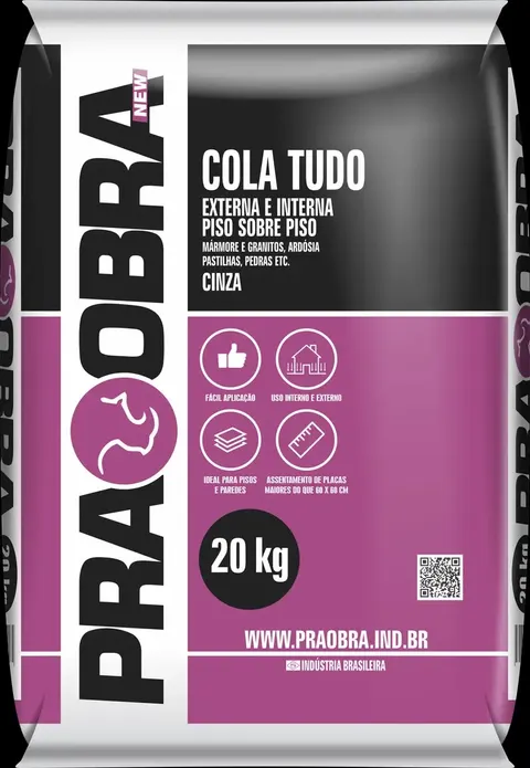 Saco de 20 kg de argamassa Pra Obra Cola Tudo cinza, com embalagem branca, preta e roxa.